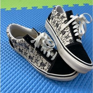 Vans Women’s shoes adult size 10.5 style 36 shoes skull and cross bones style